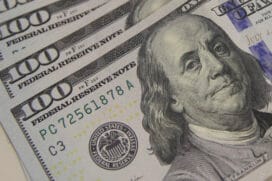 O dólar comercial encerrou esta segunda-feira (16) vendido a R$ 5,037, com queda de R$ 0,051 (-1,01%)