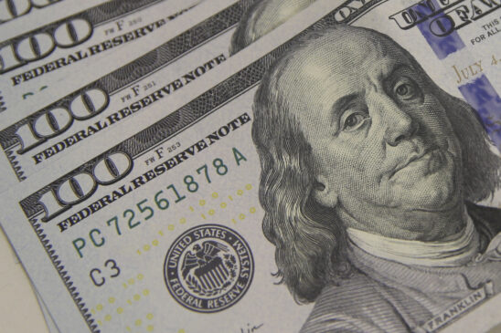 O dólar comercial encerrou esta segunda-feira (16) vendido a R$ 5,037, com queda de R$ 0,051 (-1,01%)