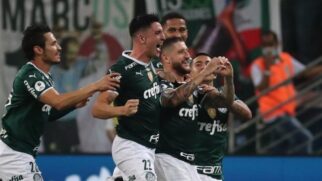Zé Rafael comemora um dos gols do Palmeiras