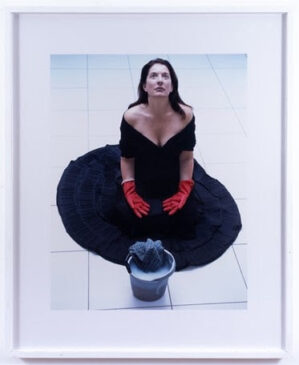 Fotografia de Marina Abramovic, 'Cleaning the Floor' (2004).