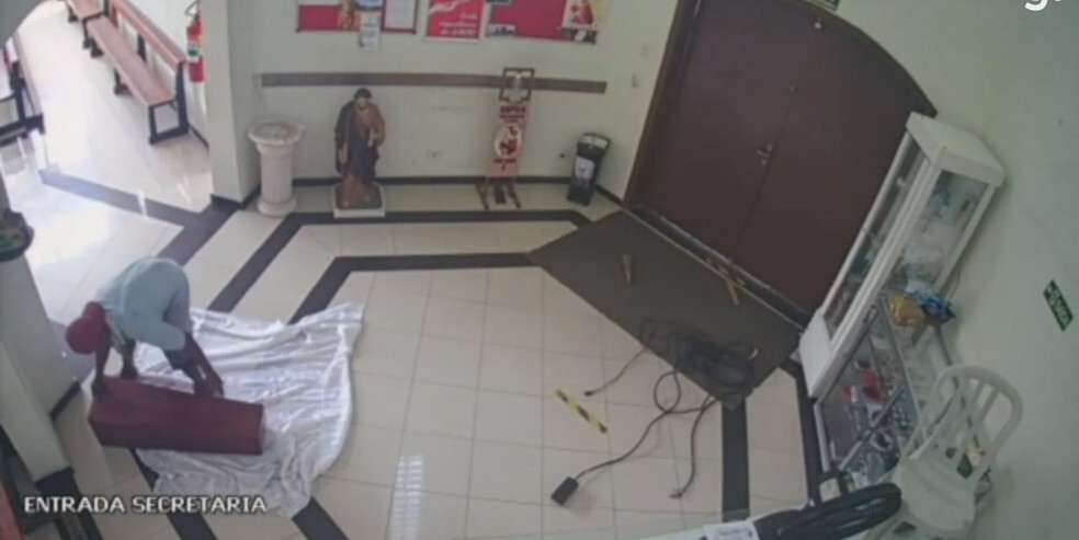 Homem invade capela e rouba R$ 10 mil em itens