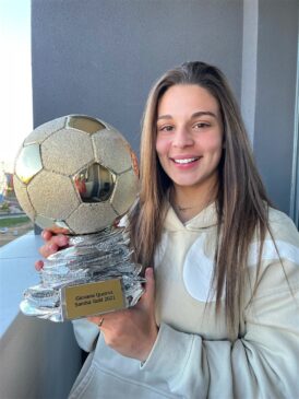 Gio Queiroz com o Prêmio Samba Gold, melhor brasileira na Europa