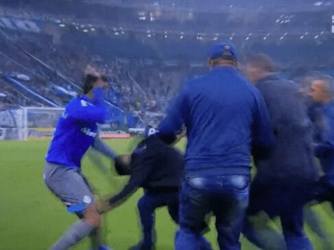 Briga ocorreu enquanto Geromel pedia paz no futebol