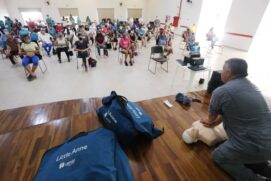 O cabo Osses, do Corpo de Bombeiros, demonstra técnica de reanimação cardiopulmonar; palestras para servidores prosseguem até sexta (11)