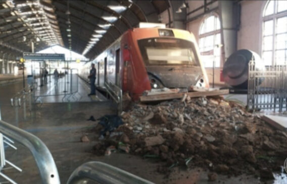 Trem bate em barreira de proteção (arquivo)