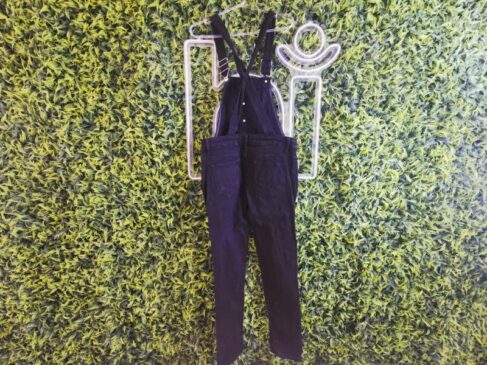 Leilão conta com 53 lotes com lances iniciais que variam entre R$ 19,90 e R$ 49,90, Entre os itens disponíveis há roupas e acessórios de marcas famosas, como Zara, Levis, Kipling e Nike