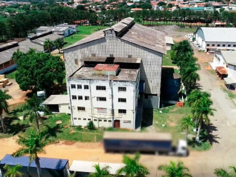 A propriedade possui aproximadamente 386,5 mil metros quadrados, que incluem três glebas e uma área construída de 16 mil metros quadrados,