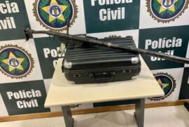 Arma estava localizada dentro de bagagem levada por mulher que carregava bebê