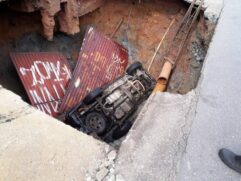 Carro foi "engolido" por cratera na Avenida Pirajussara, Zona Oeste da capital paulista