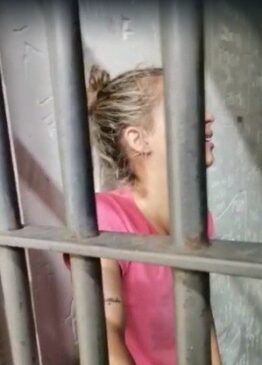 Mulher em carceragem fala sobre o ocorrido