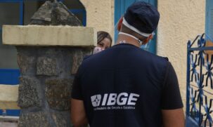 Pelo atendimento telefônico gratuito do IBGE 0800 721 8181 pode-se confirmar a identidade do entrevistador.