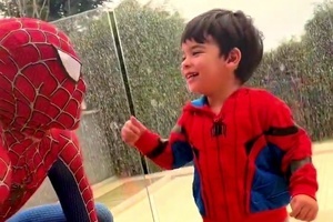 Paquetá fantasiado de Homem-Aranha