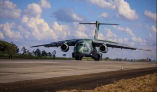 Avião da FAB que resgatará brasileiros parte para a Polônia