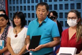Prefeito Aprígio durante entrega dos tablets na EMEF Cecília Meireles, no Jardim Beatriz