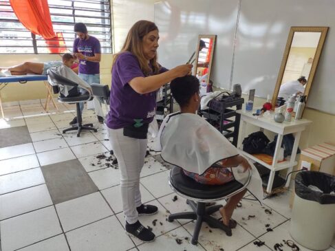 Entre as ações gratuitas no Impulsiona Taboão estava o corte de cabelo