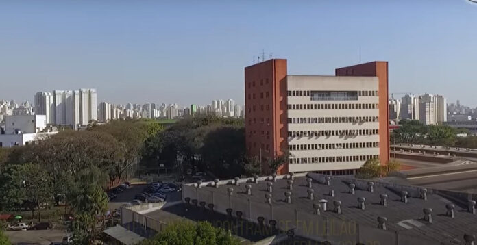 Com 17,2 mil m² de área construída, prédio está localizado em um terreno de 16,1 mil m²