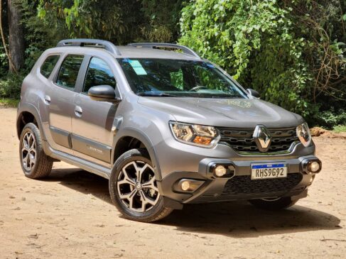 Preço do Duster TCe 1.3 16V X-Tronic CVT Iconic parte de R$ 133.990 na cor Vermelho Vivo. O Branco Glacier eleva o preço em R$ 700 e todas as outras cores disponíveis (inclusive o Bege Dune da foto) acrescentam R$ 1.650 à fatura