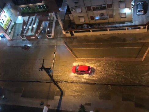 Chuvas causaram alagamentos na rua Campos Melo, em Santos