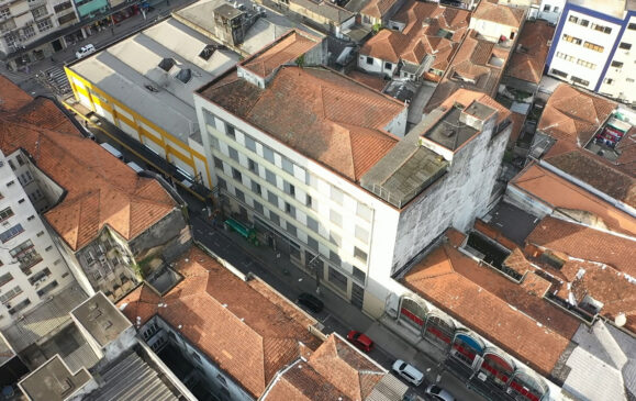 Um dos imóveis é um prédio comercial situado na região central de Santos