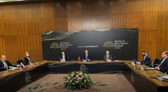 As equipes dos ministérios das Relações Exteriores de Turquia e Rússia