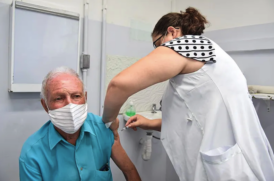Idoso se imuniza contra Covid-19 em posto de saúde em Diadema, Grande SP