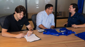 Ronaldo assina pré-acordo de compra da SAF do Cruzeiro