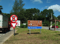 Placas de sinalização indicam pontos turísticos em Itapecerica