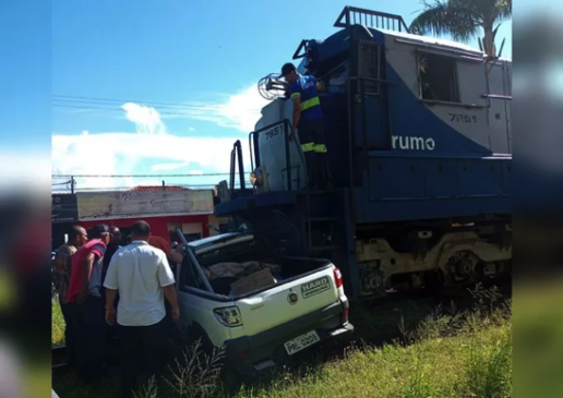 Carro é atingido por trem em SP