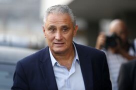 O treinador está recluso com a família no Rio de Janeiro desde que chegou ao país