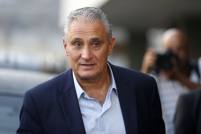 O treinador está recluso com a família no Rio de Janeiro desde que chegou ao país