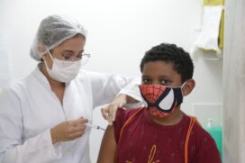 Criança recebendo a vacina contra o coronavírus