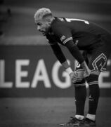 O PSG anunciou nesta segunda-feira (6) que o atacante Neymar será submetido a cirurgia no tornozelo direito. O atacante está lesionado desde o dia 20 de fevereiro