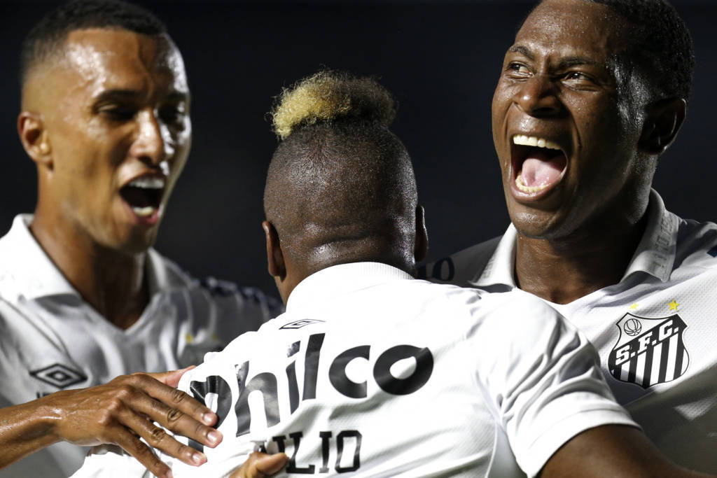 Santos começa mal mas vira o jogo pra garantir a vitória
