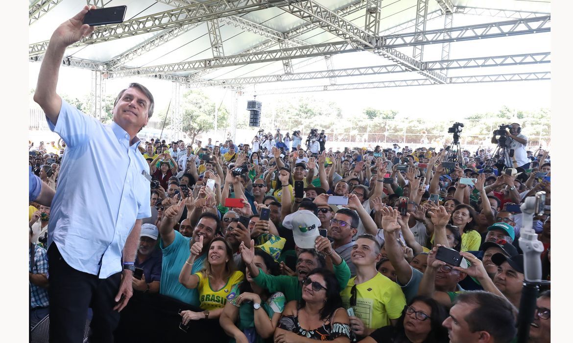 Presidente na entrega de títulos de regularização fundiária
