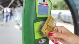 Pagamento de passagem de ônibus com cartão de crédito em Curitiba