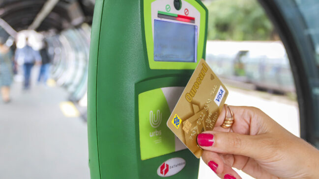 Pagamento de passagem de ônibus com cartão de crédito em Curitiba