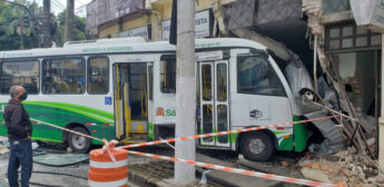 Ônibus municipal da linha 73 invadiu comércio