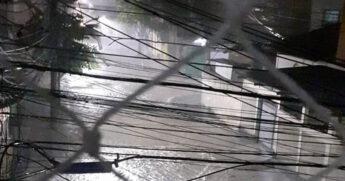 Moradora do bairro Campo Grande (RJ) postou foto da sua varanda com rua inundada