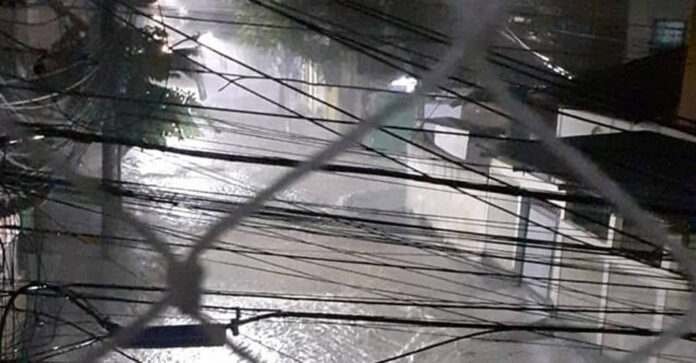 Moradora do bairro Campo Grande (RJ) postou foto da sua varanda com rua inundada