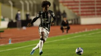 Corinthians joga mal e perde em sua estreia na libertadores