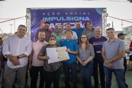 Entrega de títulos de propriedade ocorreu na EMEF Profª. Therezinha Volpato Baro, durante o 3&ordm; Impulsiona Taboão.