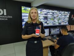 Na Central de Operações e Inteligência, a comandante da GCM Eliana exibe o aplicativo SOS