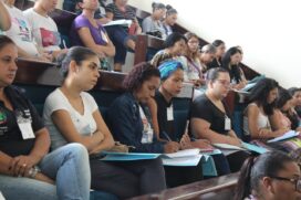 Auditório cheio durante palestra sobre saúde mental