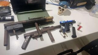 Armas foram encontradas com dupla no momento da apreensão