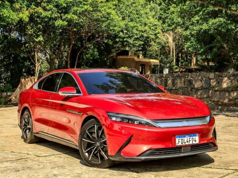 Com quase 5 metros de comprimento, o sedã elétrico da BYD adota a linguagem de design Dragon Face (cara de dragão), que leva a assinatura do renomado diretor de design alemão Wolfgang Egger (ex-Audi)