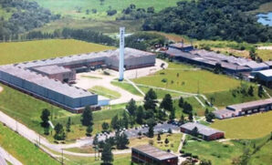Avaliada em R$ 70 milhões, a propriedade possui refeitório, espaço para transformação da borracha, balança de caminhões, prensagem e área administrativa