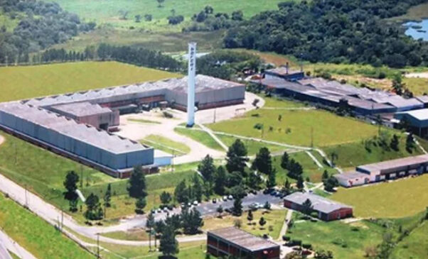 Avaliada em R$ 70 milhões, a propriedade possui refeitório, espaço para transformação da borracha, balança de caminhões, prensagem e área administrativa