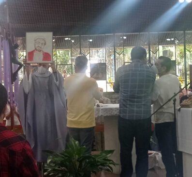 Padre Júlio Lancelotti exibe autorretrato de Elifas Andreato