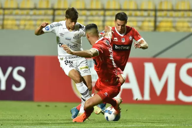 Santos cede empate no Chile
