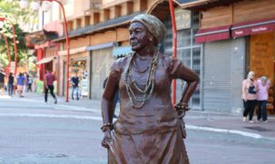 Estátua da sambista Madrinha Eunice